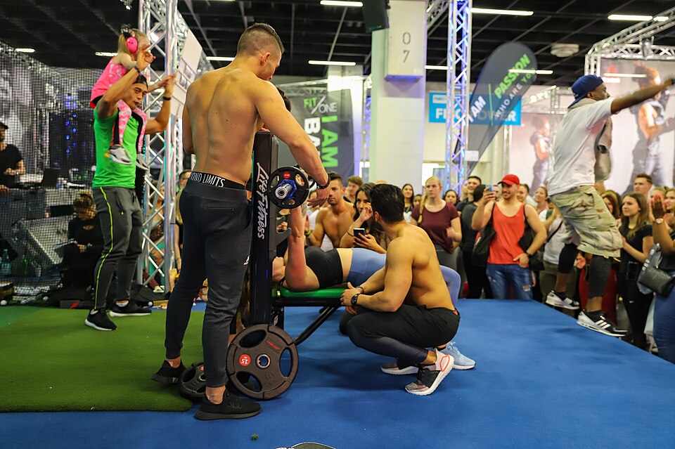 Bench press hareketi yapan bir sporcu