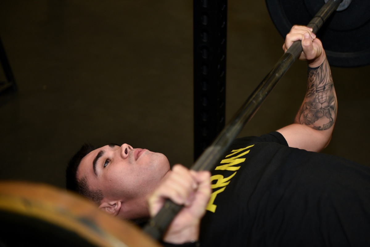Bench press ile göğüs antrenmanı yapan bir sporcu